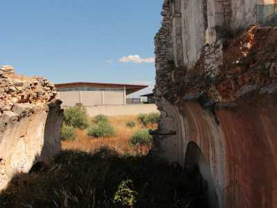 La torre si trova nei pressi dell�Ipercoop e collocata a pochi metri dallo stabilmento Imola Legno. Per raggiungerla bisogna percorrere fino alla fine via dell�Arte Bianca e avventurarsi poi per duecento metri nella campagna incolta, tra erba alta e cespugli spinosi
